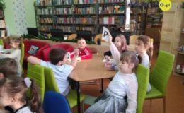 Uroczyste pasowanie uczniów na czytelnika w Szkole Podstawowej nr 2