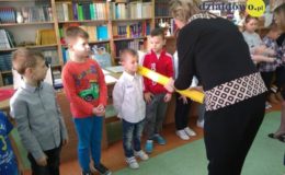 Uroczyste pasowanie uczniów na czytelnika w Szkole Podstawowej nr 2
