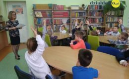 Uroczyste pasowanie uczniów na czytelnika w Szkole Podstawowej nr 2