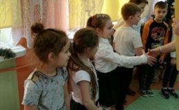 Uroczyste pasowanie uczniów na czytelnika w Szkole Podstawowej nr 2