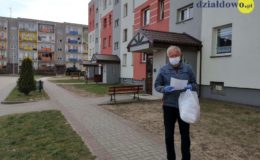Apel burmistrza o niewyjmowanie maseczek sąsiadów. Wolontariuszki przygotowują maseczki