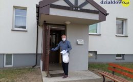 Apel burmistrza o niewyjmowanie maseczek sąsiadów. Wolontariuszki przygotowują maseczki