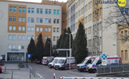 5 karetek pogotowia stoi przed budynkiem szpitala w Działdowie