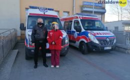 kobieta i męzczyzna stoją przed dwoma karetkami przed budynkiem szpitala w Działdowie