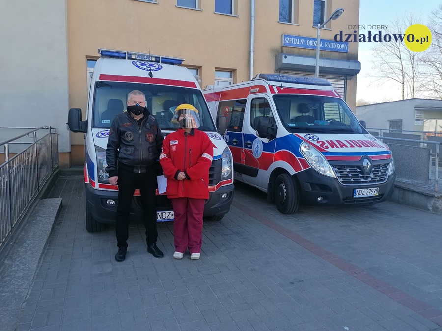 Podziękowania szefowej Szpitalnego Oddziału Ratunkowego kobieta i męzczyzna stoją przed dwoma karetkami przed budynkiem szpitala w Działdowie