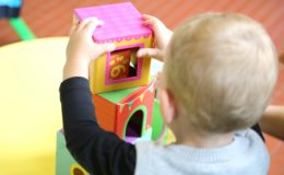Działanie żłobków, klubów dziecięcych oraz dziennych opiekunów pozostaje zawieszone do 3 maja