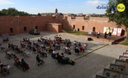 Było dużo ciętego dowcipu, ironicznych puent i nieco refleksji nad życiem