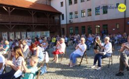 Było dużo ciętego dowcipu, ironicznych puent i nieco refleksji nad życiem