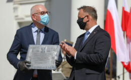 Prezydent Andrzej Duda przekazał burmistrzowi Grzegorzowi Mrowińskiemu pamiątkową tablicę - „Miejsca Pamięci Bitwy Warszawskiej 1920 roku”