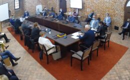 widać radnych i osoby uczestniczące w sesji rady miasta, sesja odbywa się w sali zamkowej, uczestnicy siedzą za stołem