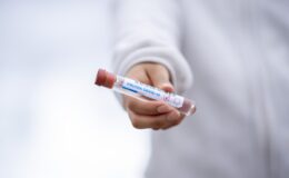 ręka, która trzyma próbówkę