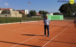 Zagraj w turnieju tenisa ziemnego