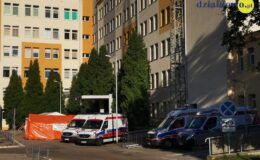 cztery karetki pogotowia stoją przed budynkiem szpitala w Działdowie