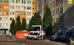 cztery karetki pogotowia stoją przed budynkiem szpitala w Działdowie