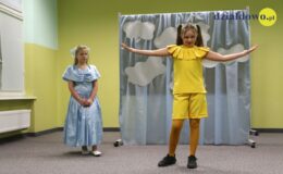 Przedstawienie w wykonaniu najmłodszej grupy teatralnej MDK w Działdowie pt. „Spotkanie w kawiarni” [film, zdjęcia]