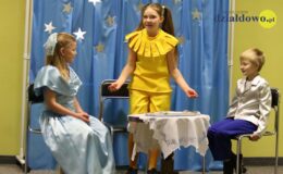 Przedstawienie w wykonaniu najmłodszej grupy teatralnej MDKw Działdowie pt. „Spotkanie w kawiarni”