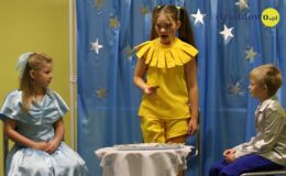 Przedstawienie w wykonaniu najmłodszej grupy teatralnej MDKw Działdowie pt. „Spotkanie w kawiarni”