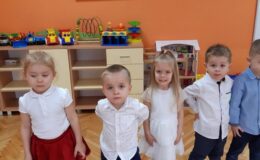 Obchody Narodowego Święta Niepodległości i udział w akcji „Szkoła do hymnu” w Przedszkolu nr 5