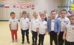 Obchody Narodowego Święta Niepodległości i udział w akcji „Szkoła do hymnu” w Przedszkolu nr 5