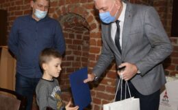 Wręczenie nagród i wyróżnień w konkursie na Kartkę Bożonarodzeniową [zdjęcia]