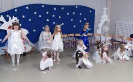Przedstawienie zimowo-świąteczne pt. „W poszukiwaniu choinki” w Przedszkolu nr 4 w Działdowie