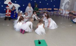 Przedstawienie zimowo-świąteczne pt. „W poszukiwaniu choinki” w Przedszkolu nr 4 w Działdowie