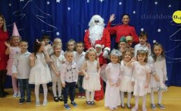 Przedstawienie „Zmartwienie śnieżynek” w wykonaniu Motylków z Przedszkola nr 3 [zdjęcia]