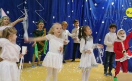 Przedstawienie „Zmartwienie śnieżynek” w wykonaniu Motylków z Przedszkola nr 3