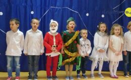 Przedstawienie „Zmartwienie śnieżynek” w wykonaniu Motylków z Przedszkola nr 3