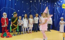 Przedstawienie „Zmartwienie śnieżynek” w wykonaniu Motylków z Przedszkola nr 3