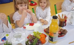 Przedstawienie „Zmartwienie śnieżynek” w wykonaniu Motylków z Przedszkola nr 3