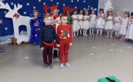 Przedstawienie zimowo-świąteczne pt. „W poszukiwaniu choinki” w Przedszkolu nr 4 w Działdowie