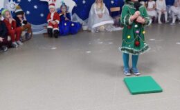 Przedstawienie zimowo-świąteczne pt. „W poszukiwaniu choinki” w Przedszkolu nr 4 w Działdowie