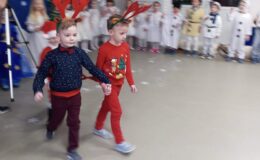 Przedstawienie zimowo-świąteczne pt. „W poszukiwaniu choinki” w Przedszkolu nr 4 w Działdowie