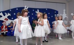 Przedstawienie zimowo-świąteczne pt. „W poszukiwaniu choinki” w Przedszkolu nr 4 w Działdowie
