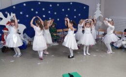 Przedstawienie zimowo-świąteczne pt. „W poszukiwaniu choinki” w Przedszkolu nr 4 w Działdowie
