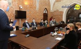 Najzdolniejsi uczniowie naszego miasta otrzymali z rąk burmistrza stypendia [zdjęcia]