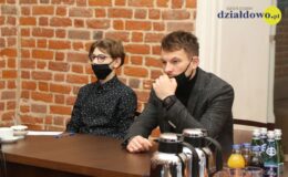 Najzdolniejsi uczniowie naszego miasta otrzymali z rąk burmistrza stypendia [zdjęcia]