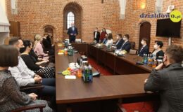 Najzdolniejsi uczniowie naszego miasta otrzymali z rąk burmistrza stypendia