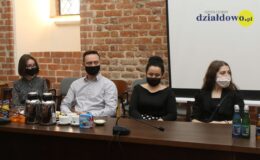 Najzdolniejsi uczniowie naszego miasta otrzymali z rąk burmistrza stypendia