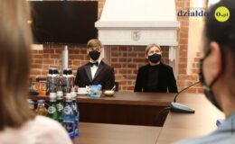 Najzdolniejsi uczniowie naszego miasta otrzymali z rąk burmistrza stypendia