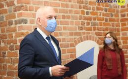 Najzdolniejsi uczniowie naszego miasta otrzymali z rąk burmistrza stypendia