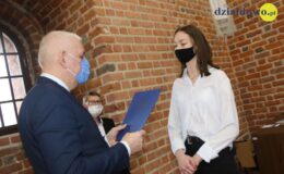 Najzdolniejsi uczniowie naszego miasta otrzymali z rąk burmistrza stypendia