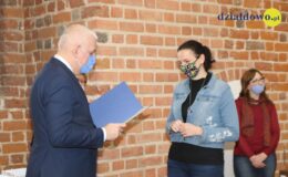 Najzdolniejsi uczniowie naszego miasta otrzymali z rąk burmistrza stypendia