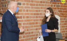 Najzdolniejsi uczniowie naszego miasta otrzymali z rąk burmistrza stypendia