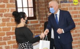 Najzdolniejsi uczniowie naszego miasta otrzymali z rąk burmistrza stypendia