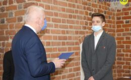 Najzdolniejsi uczniowie naszego miasta otrzymali z rąk burmistrza stypendia