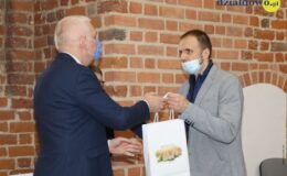 Najzdolniejsi uczniowie naszego miasta otrzymali z rąk burmistrza stypendia