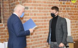 Najzdolniejsi uczniowie naszego miasta otrzymali z rąk burmistrza stypendia