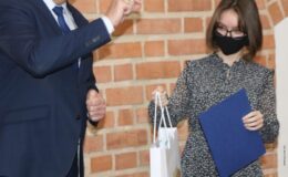 Najzdolniejsi uczniowie naszego miasta otrzymali z rąk burmistrza stypendia